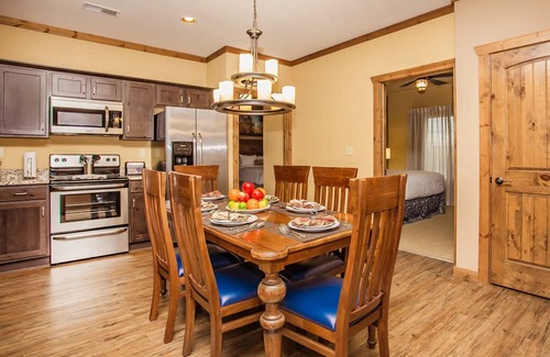 West Sedona Condo | 2BR Loft w/Balcony & Fireplace | Pools + Hot tub
