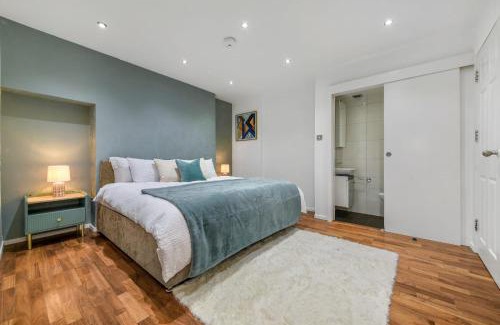 City of Westminster Apartment | 2BR London Basement Flat 13 min walk to Edgware Road & 6mins walk to Marble Arch Station, free Wi-Fi