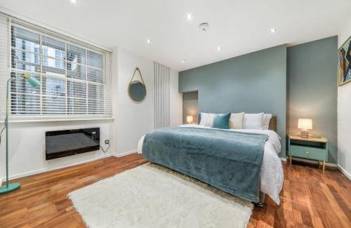 City of Westminster Apartment | 2BR London Basement Flat 13 min walk to Edgware Road & 6mins walk to Marble Arch Station, free Wi-Fi