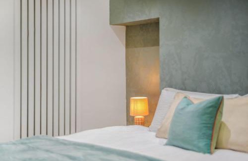 City of Westminster Apartment | 2BR London Basement Flat 13 min walk to Edgware Road & 6mins walk to Marble Arch Station, free Wi-Fi