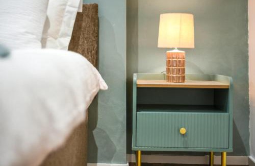 City of Westminster Apartment | 2BR London Basement Flat 13 min walk to Edgware Road & 6mins walk to Marble Arch Station, free Wi-Fi