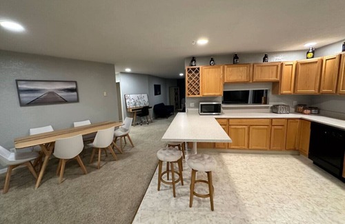 Wasilla Apartment | 2Br Lux Lakeview Haven Sleeps 4