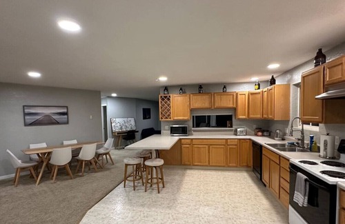 Wasilla Apartment | 2Br Lux Lakeview Haven Sleeps 4