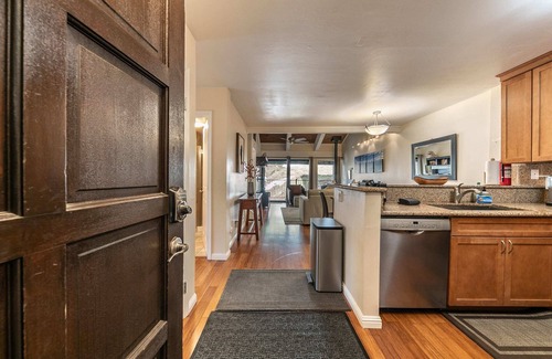 Alpine Meadows Condo | 2BR Mins to Alpine Base Area at Palisades!