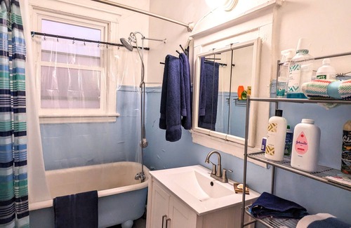 Woodlawn Condo | 2BR near Hyde Park UChicago Medical Museums Robie House Large & Comfortable