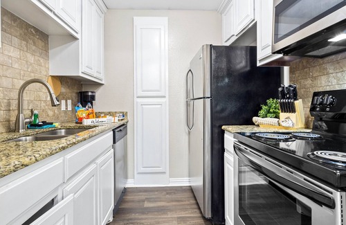Arlington Apartment | 2BR Oasis+Free Parking+ Walking Distance to AT&T Stadium