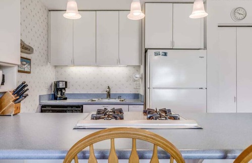Kaunakakai Condo | 2BR Ocean View w/Lanai and Kitchen - Molokai Shores 217