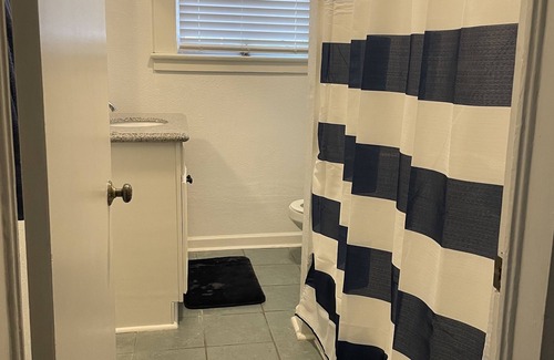 Garden District Apartment | 2Br on Magazine St, Walkable to shops, restaurants, bars and grocery