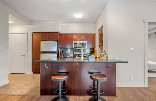 Haysboro Apartment | 2BR Penthouse » AC » BBQ » Parking » Sleeps 6
