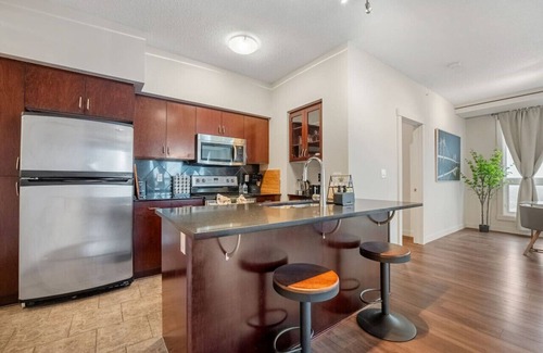 Haysboro Apartment | 2BR Penthouse » AC » BBQ » Parking » Sleeps 6
