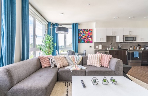 West Bellevue Apartment | 2BR Penthouse | Deck, Gym | Bellevue | Sophari B