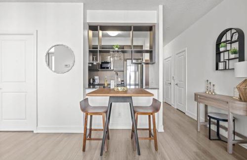 Etobicoke House | 2BR Penthouse Views of Toronto, Pool and Sauna