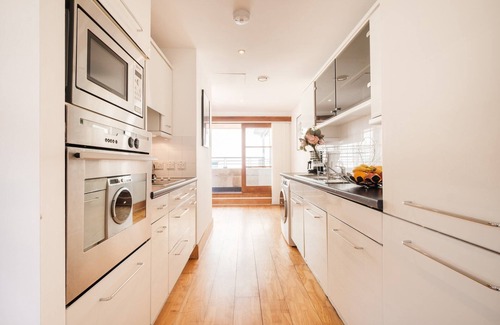 The City of London Apartment | 2BR Penthouse with Terrace in the Heart of Holborn