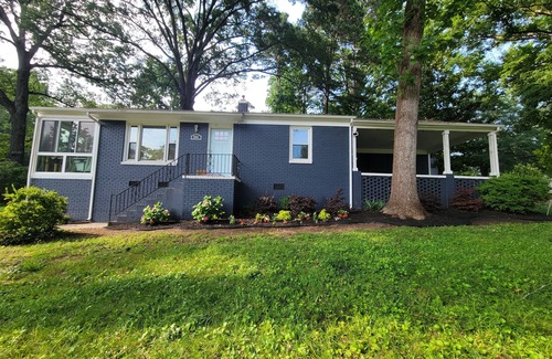 Charlotte House | 2BR - Pet-Friendly - Private Fully Fenced Yard - 5 mins Noda/Midwood!