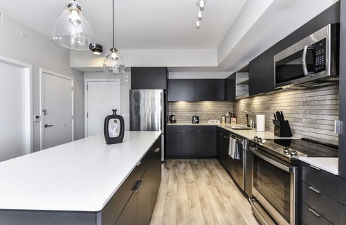 Crystal City Apartment | 2BR Planespotter Drm-Wtch Planes fr KingBed|Prking