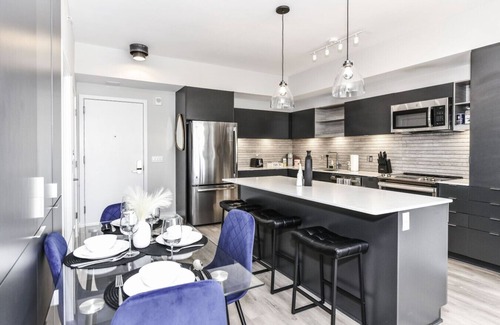 Crystal City Apartment | 2BR Planespotter Drm-Wtch Planes fr KingBed|Prking
