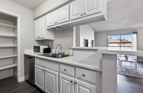 Mesa Apartment | 2BR/Pool/Gym/1 Mi To Banner Hospital