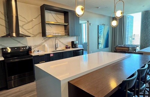 Peachtree Center Apartment | 2BR Presidential Suite ~ Heart of Atlanta ~ Rooftop Pool