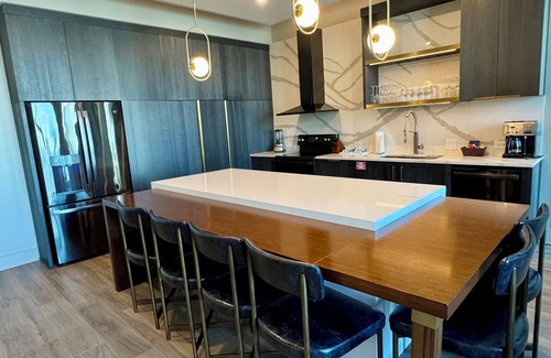 Peachtree Center Apartment | 2BR Presidential Suite ~ Heart of Atlanta ~ Rooftop Pool
