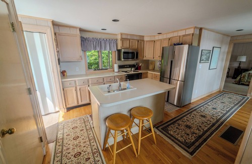 Damariscotta House | 2BR private, lakeside vacation home just 10 mins from Damariscotta town center