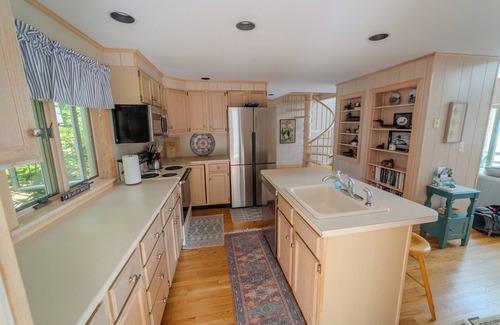 Damariscotta House | 2BR private, lakeside vacation home just 10 mins from Damariscotta town center
