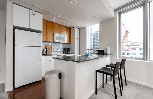 West Bellevue Apartment | 2BR | Rooftop, Gym, Pool | Bellevue | Sophari A