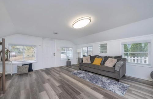West Irondequoit House | 2BR Shoreside Retreat w Beach Access Interiors