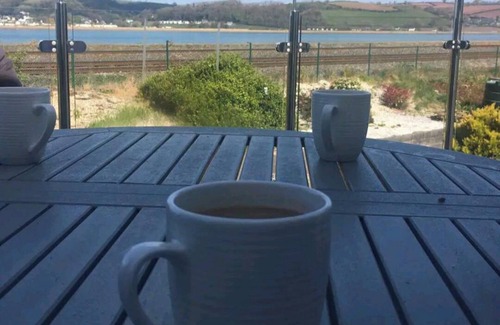 Ferryside House | 2BR-Sleeps4-Balcony-PetsOK-Parking-Ferryside