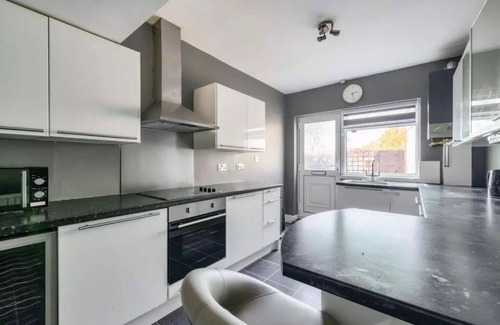 Sunbury on Thames Apartment | 2BR-Sleeps6-Parking-Garden-NearLondon