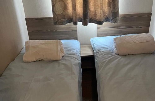 Clacton-on-Sea Cabin | 2br-sleeps6-wifi-freeparking-holidaypark