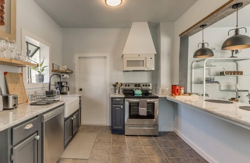 Miller House | 2BR Stylish Retreat in Midtown