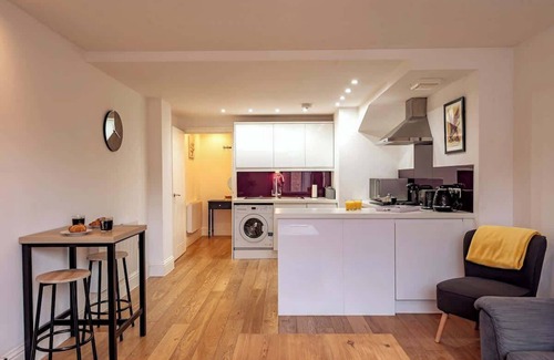 Newbury Apartment | 2BR Town Centre with Fast Wi-Fi & + Sleeps 7!