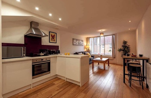 Newbury Apartment | 2BR Town Centre with Fast Wi-Fi & + Sleeps 7!