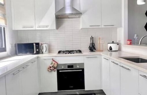 Kweiman House | 2br Townhome WiFi + Pool 10 mins to Aburi