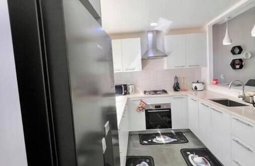 Kweiman House | 2br Townhome WiFi + Pool 10 mins to Aburi