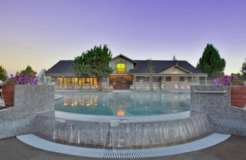 Redmond Apartment | 2BR Townhome With Hot Tub | Pool. Free Parking