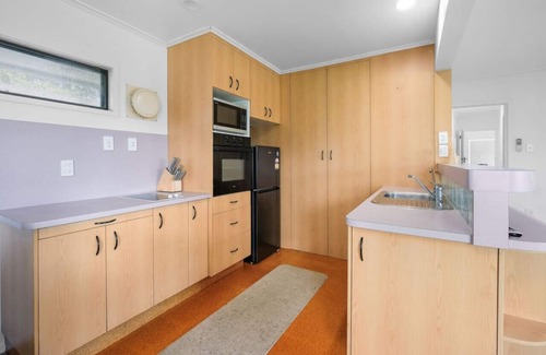 Gisborne House | 2BR Unit 900m to Town & Beach!