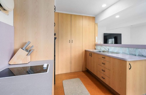 Gisborne House | 2BR Unit 900m to Town & Beach!