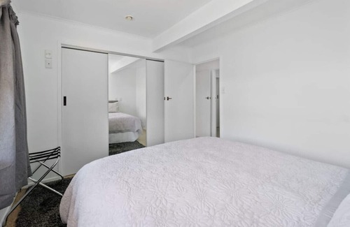 Gisborne House | 2BR Unit 900m to Town & Beach!