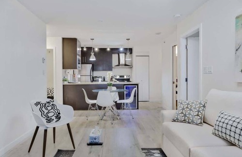 Crosstown Apartment | ~2BR Urban Sanctuary in Downtown Vancouver w/Pool