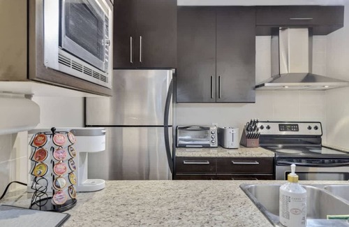 Crosstown Apartment | ~2BR Urban Sanctuary in Downtown Vancouver w/Pool