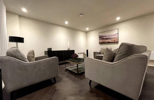 Chigwell Apartment | 2BR Urban Vista Retreat CHCL F7