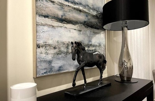 Chigwell Apartment | 2BR Urban Vista Retreat CHCL F7
