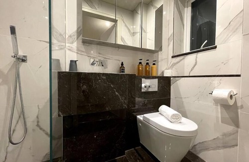 Chigwell Apartment | 2BR Urban Vista Retreat CHCL F7