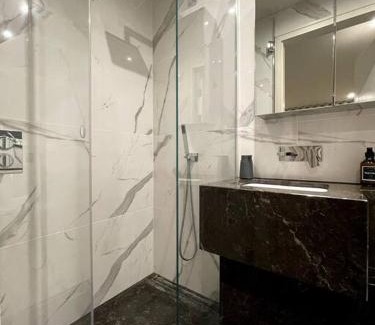 Chigwell Apartment | 2BR Urban Vista Retreat CHCL F7