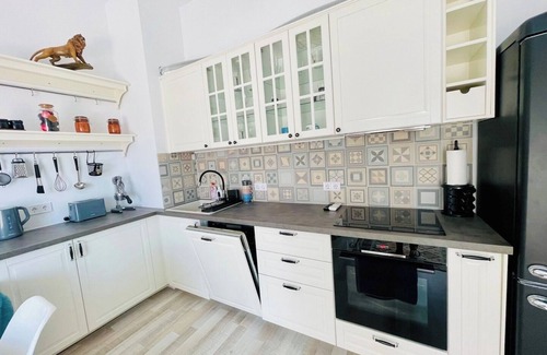 Odesos Apartment | 2BR Vintage Residence - Free Parking