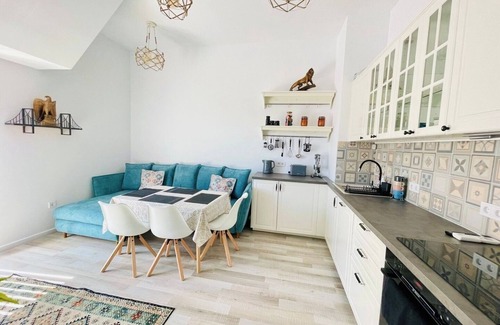 Odesos Apartment | 2BR Vintage Residence - Free Parking