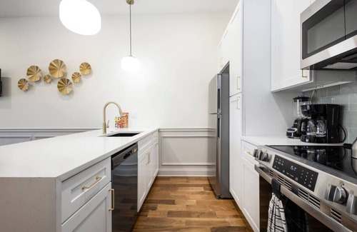 North Philadelphia West Apartment | 2BR w/Balcony| Fairmount Park | 10 mins to DT