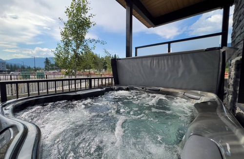 Revelstoke Condo | 2br w/private hot tub - 5 min from Revelstoke Mountain Resort!