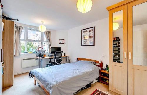 St. Leonard's Apartment | 2BR w WiFi in Vibrant Streatham